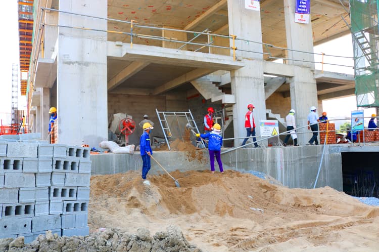 Giãn khoản cách làm việc tại công trường Hacom Galacity