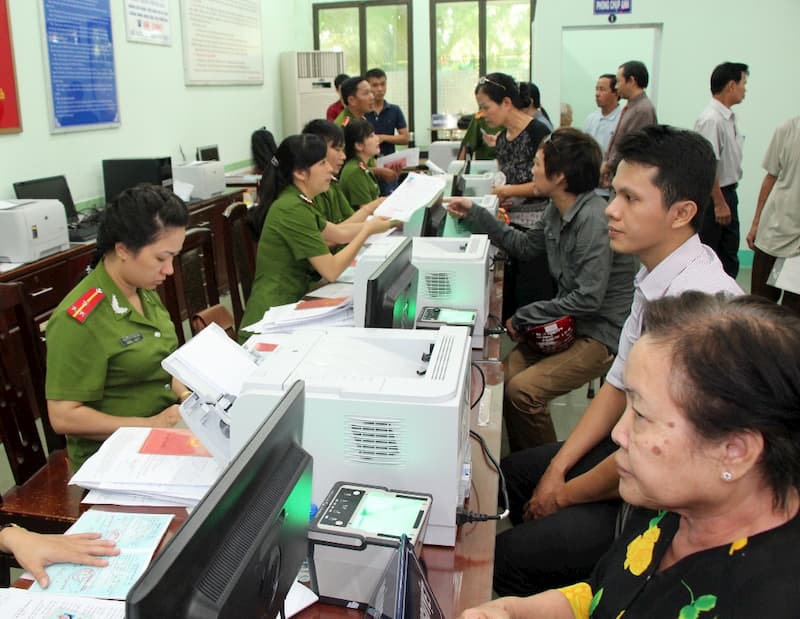 Người giám hộ trên 15 tuổi có thể tự đến cơ quan chức năng thay đổi nơi cư trú