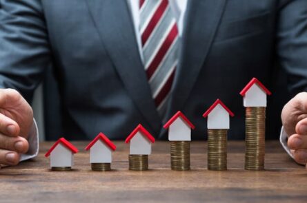 Có Tiền Nên Gửi Ngân Hàng Hay Chờ "Bắt Đáy" Bất Động Sản?