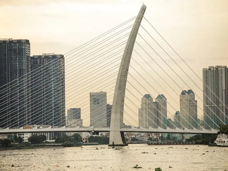 Tàu điện, hàng không và những pha ‘chơi lớn’ của Vingroup, Sun Group